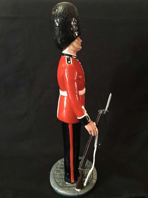 WOW !!! RARE ROYAL DOULTON "THE GUARDSMAN" FIGURINE HN2784