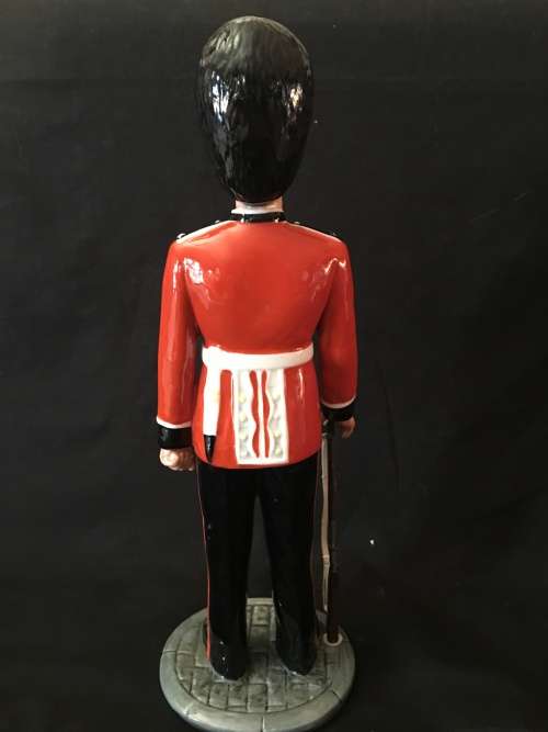 WOW !!! RARE ROYAL DOULTON "THE GUARDSMAN" FIGURINE HN2784