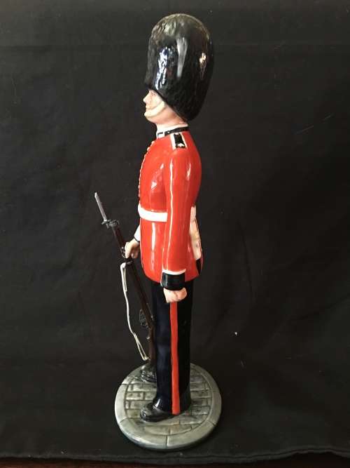 WOW !!! RARE ROYAL DOULTON "THE GUARDSMAN" FIGURINE HN2784