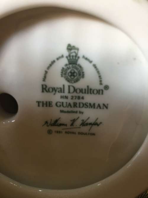 WOW !!! RARE ROYAL DOULTON "THE GUARDSMAN" FIGURINE HN2784