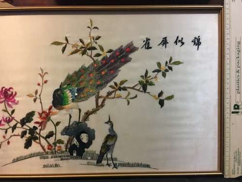 WOW !!!  A BEAUTIFUL VINTAGE  FRAMED CHINESE SILK EMBROIDERY OF A PEACOCK  WITH CALIGRAPHY