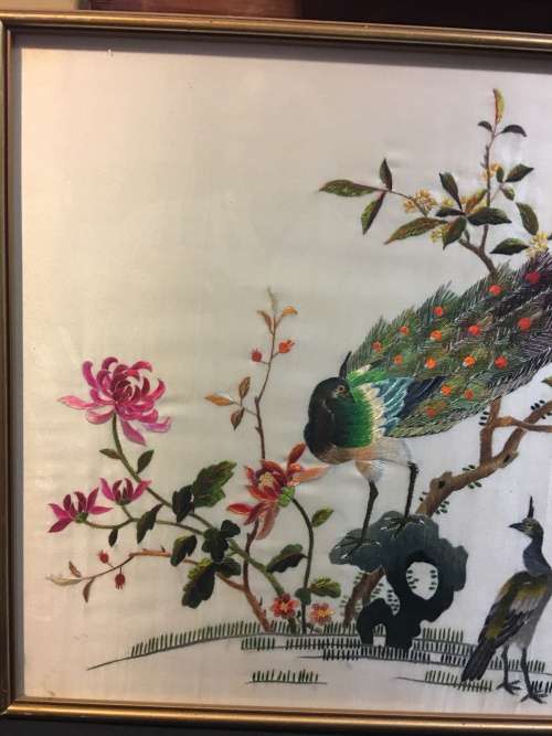 WOW !!!  A BEAUTIFUL VINTAGE  FRAMED CHINESE SILK EMBROIDERY OF A PEACOCK  WITH CALIGRAPHY