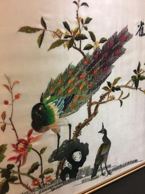 WOW !!!  A BEAUTIFUL VINTAGE  FRAMED CHINESE SILK EMBROIDERY OF A PEACOCK  WITH CALIGRAPHY
