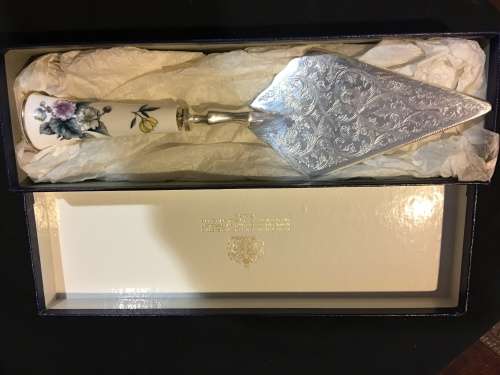 WOW !!!  A BEAUTIFUL ROYAL WORCESTER BONE CHINA CAKE KNIFE / LIFTER IN THE ORIGINAL BOX