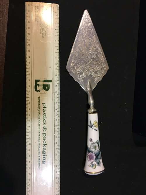 WOW !!!  A BEAUTIFUL ROYAL WORCESTER BONE CHINA CAKE KNIFE / LIFTER IN THE ORIGINAL BOX