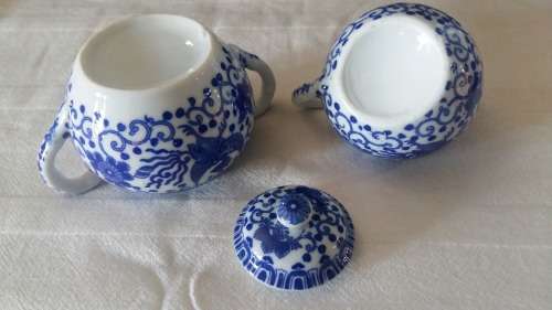Vintage Oriental Blue and white Creamer and sugar pot. Collectible Porcelain.