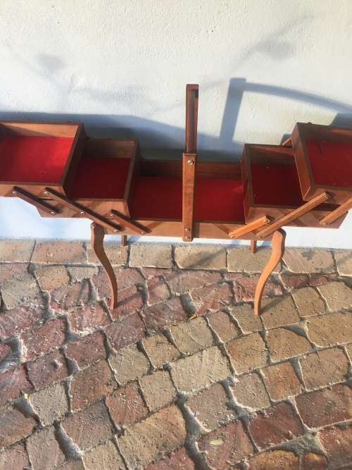 FANTASTIC VINTAGE 3 TIER CONCERTINA SEWING BOX