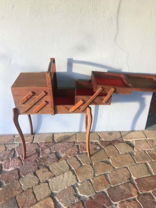FANTASTIC VINTAGE 3 TIER CONCERTINA SEWING BOX
