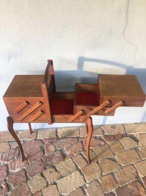 FANTASTIC VINTAGE 3 TIER CONCERTINA SEWING BOX