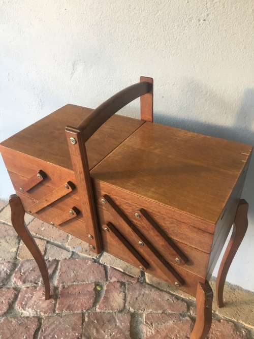 FANTASTIC VINTAGE 3 TIER CONCERTINA SEWING BOX