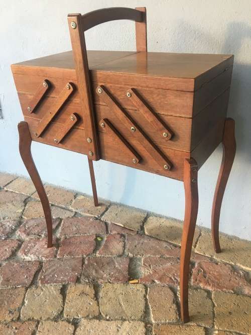 FANTASTIC VINTAGE 3 TIER CONCERTINA SEWING BOX