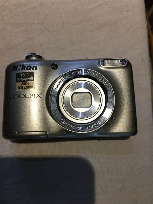 NIKON COOLPIX L29 16.1 MEGAPIXEL DIGITAL CAMERA IN A CAMERA BAG (BLACK SAILS)