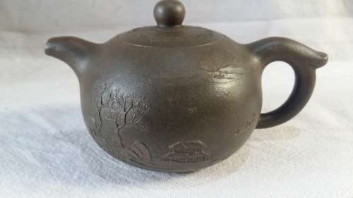 Highly Collectible Yixing Chinese vintage clay Tea Pot. 250ml. Landscape and calligraphy