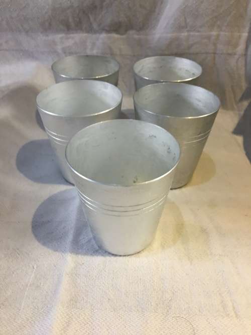 FANTASTIC SET OF 5 ALUMINIUM DRINKING CUPS IN A FAUX LEATHER CONTAINER
