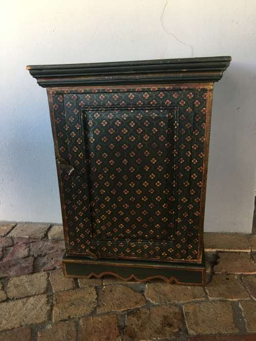 WOW !!!! STUNNING VINTAGE SMALL CABINET / OR BEDSIDE TABLE FOR A SINGLE ROOM