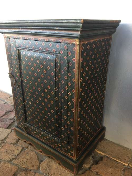 WOW !!!! STUNNING VINTAGE SMALL CABINET / OR BEDSIDE TABLE FOR A SINGLE ROOM