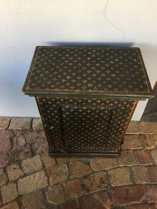 WOW !!!! STUNNING VINTAGE SMALL CABINET / OR BEDSIDE TABLE FOR A SINGLE ROOM