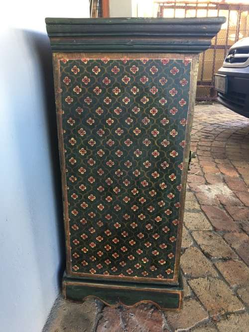 WOW !!!! STUNNING VINTAGE SMALL CABINET / OR BEDSIDE TABLE FOR A SINGLE ROOM