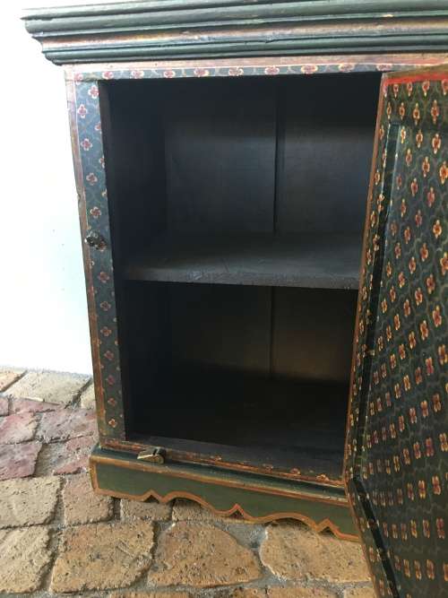 WOW !!!! STUNNING VINTAGE SMALL CABINET / OR BEDSIDE TABLE FOR A SINGLE ROOM