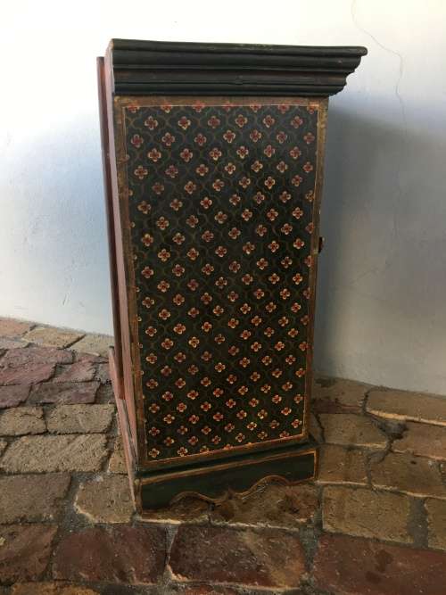 WOW !!!! STUNNING VINTAGE SMALL CABINET / OR BEDSIDE TABLE FOR A SINGLE ROOM