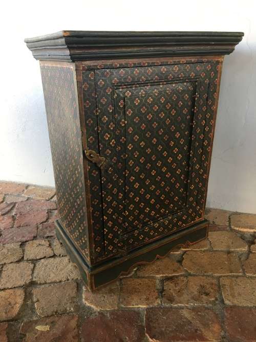 WOW !!!! STUNNING VINTAGE SMALL CABINET / OR BEDSIDE TABLE FOR A SINGLE ROOM