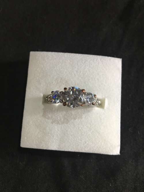 WOW !!! BEAUTIFUL COSTUME JEWELRY RING , LOOKS AMAZING