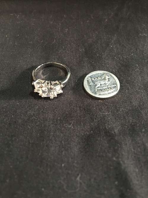 WOW !!! BEAUTIFUL COSTUME JEWELRY RING , LOOKS AMAZING