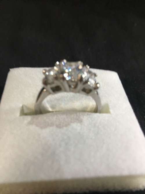 WOW !!! BEAUTIFUL COSTUME JEWELRY RING , LOOKS AMAZING