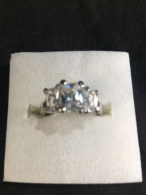 WOW !!! BEAUTIFUL COSTUME JEWELRY RING , LOOKS AMAZING