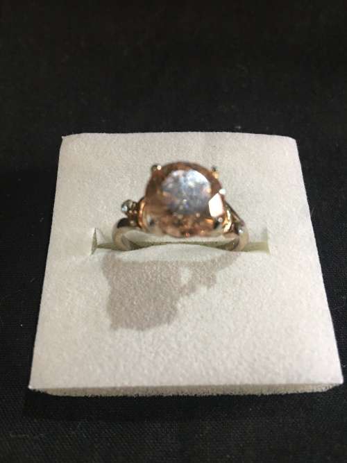 WOW !!! BEAUTIFUL COSTUME JEWELRY RING , LOOKS AMAZING