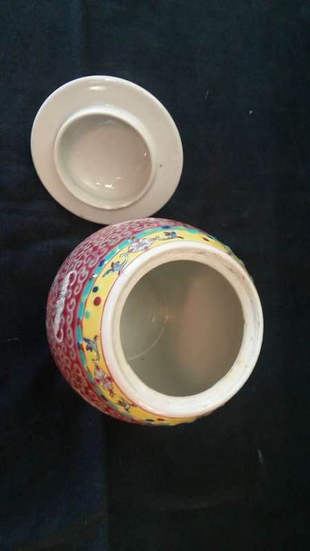 An absolute Beautiful Vintage Chinese Porcelain Jar and Lid, Stamped