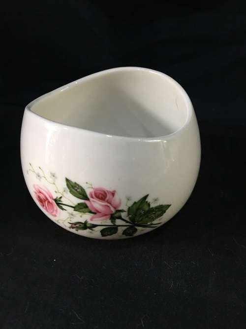 WOW !!! VINTAGE CONTINENTAL CHINA VITREOUS TRINKET / POT POURRI / OR SUGAR BOWL