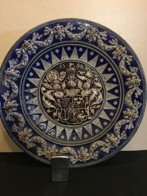 WOW !!! FANTASTIC VERY LARGE CERAMIC COAT OF ARMS DECORATIVE HANGING WALL PLATE 1588