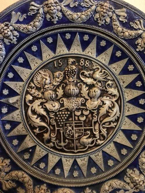 WOW !!! FANTASTIC VERY LARGE CERAMIC COAT OF ARMS DECORATIVE HANGING WALL PLATE 1588