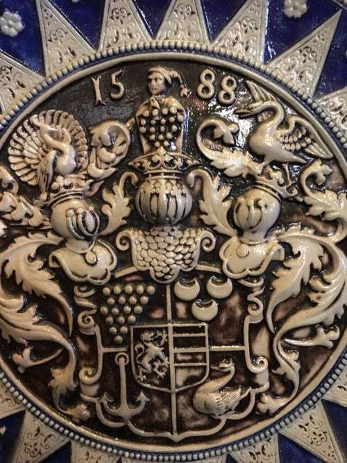 WOW !!! FANTASTIC VERY LARGE CERAMIC COAT OF ARMS DECORATIVE HANGING WALL PLATE 1588