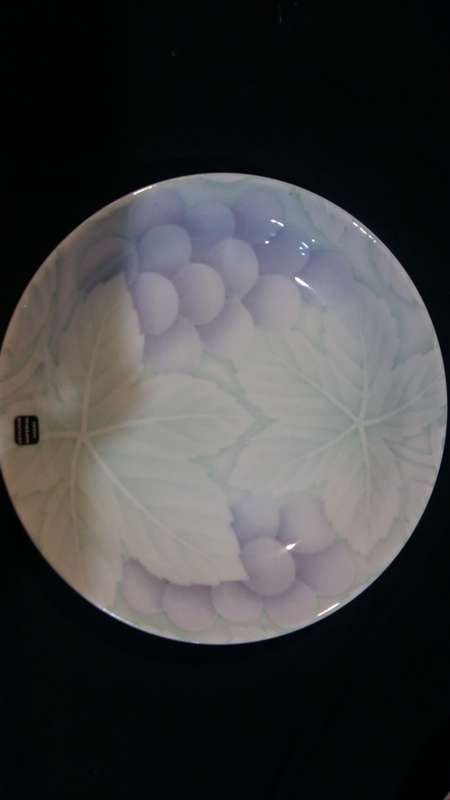 Beautiful Imari  Porcelain Grape Design Dish. with artist signature