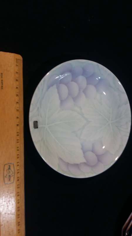 Beautiful Imari  Porcelain Grape Design Dish. with artist signature
