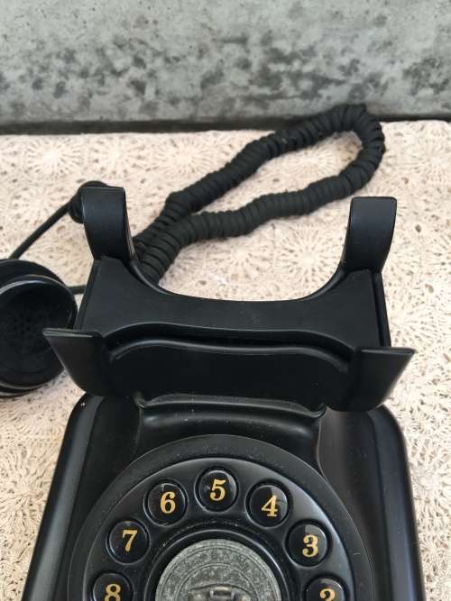 WOW !!! HIGHLY COLLECTIBLE VINTAGE BAKELITE PRESS BUTTON TELKOM TELEPHONE , TESTED AND WORKING