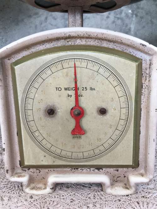 WOW !!! LOVELY VINTAGE KITCHEN / GROCER SCALE MADE BY EFFEM WITH THE ORIGINAL TRAY AND WORKING
