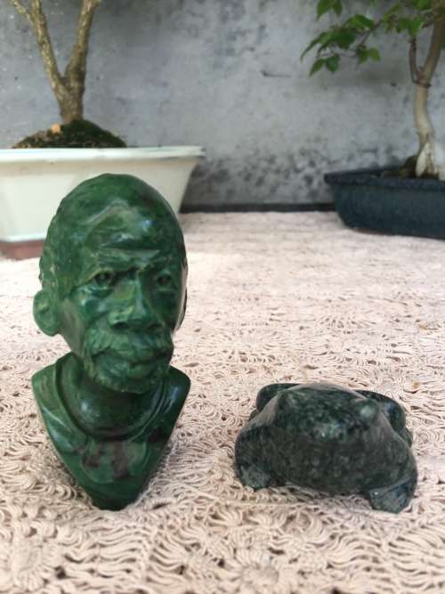 WOW !! STUNNING MALACHITE BUST OF AN AFRICAN  MAN WITH A CARVED STONE FROG