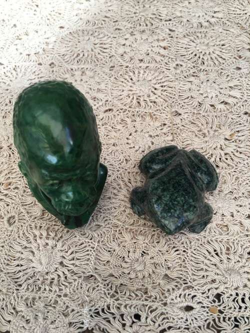 WOW !! STUNNING MALACHITE BUST OF AN AFRICAN  MAN WITH A CARVED STONE FROG
