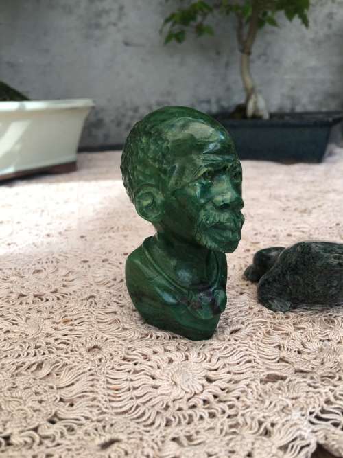 WOW !! STUNNING MALACHITE BUST OF AN AFRICAN  MAN WITH A CARVED STONE FROG