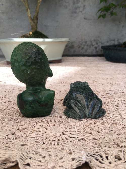 WOW !! STUNNING MALACHITE BUST OF AN AFRICAN  MAN WITH A CARVED STONE FROG