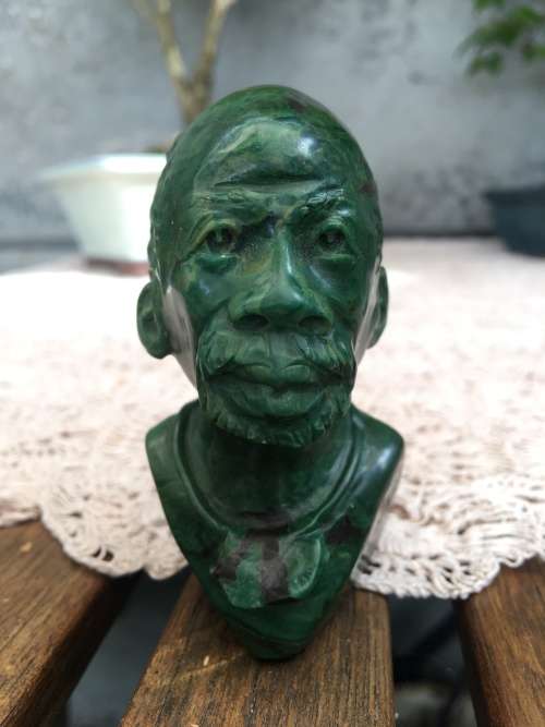 WOW !! STUNNING MALACHITE BUST OF AN AFRICAN  MAN WITH A CARVED STONE FROG