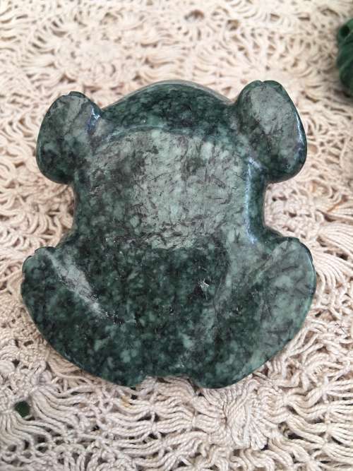 WOW !! STUNNING MALACHITE BUST OF AN AFRICAN  MAN WITH A CARVED STONE FROG