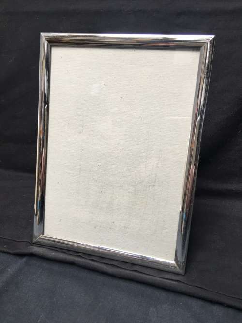 STUNNING SILVER PLATED PORTRAIT PICTURE FRAME COMPLETE WITH THE GLASS