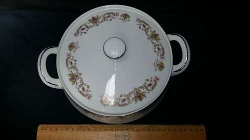 Beautiful Vintage Porcelain Lara-Ware Posy Design. 2Lt Soup Tureen with Lid and marked.