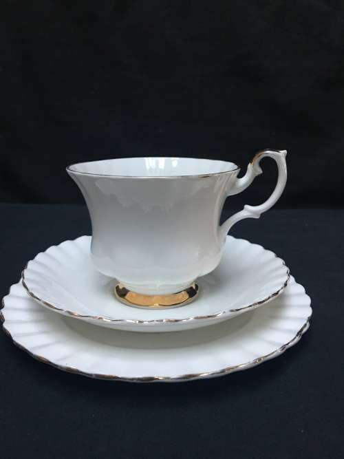 WOW !!! *********LOW R1 START *********ROYAL ALBERT VAL D'or TEA TRIO