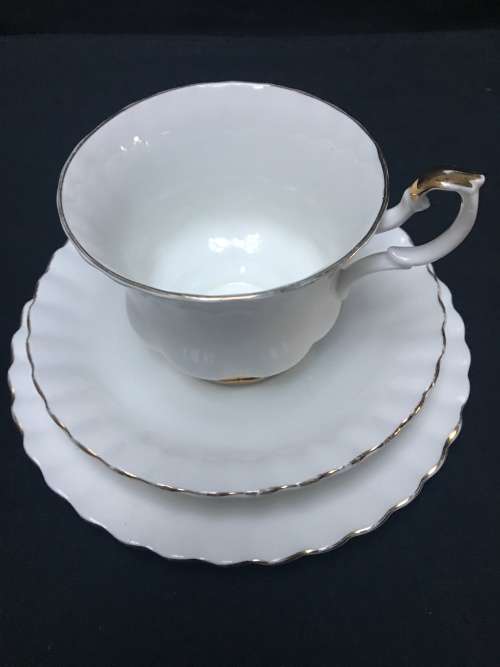 WOW !!! *********LOW R1 START *********ROYAL ALBERT VAL D'or TEA TRIO