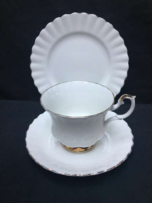 WOW !!! *********LOW R1 START *********ROYAL ALBERT VAL D'or TEA TRIO